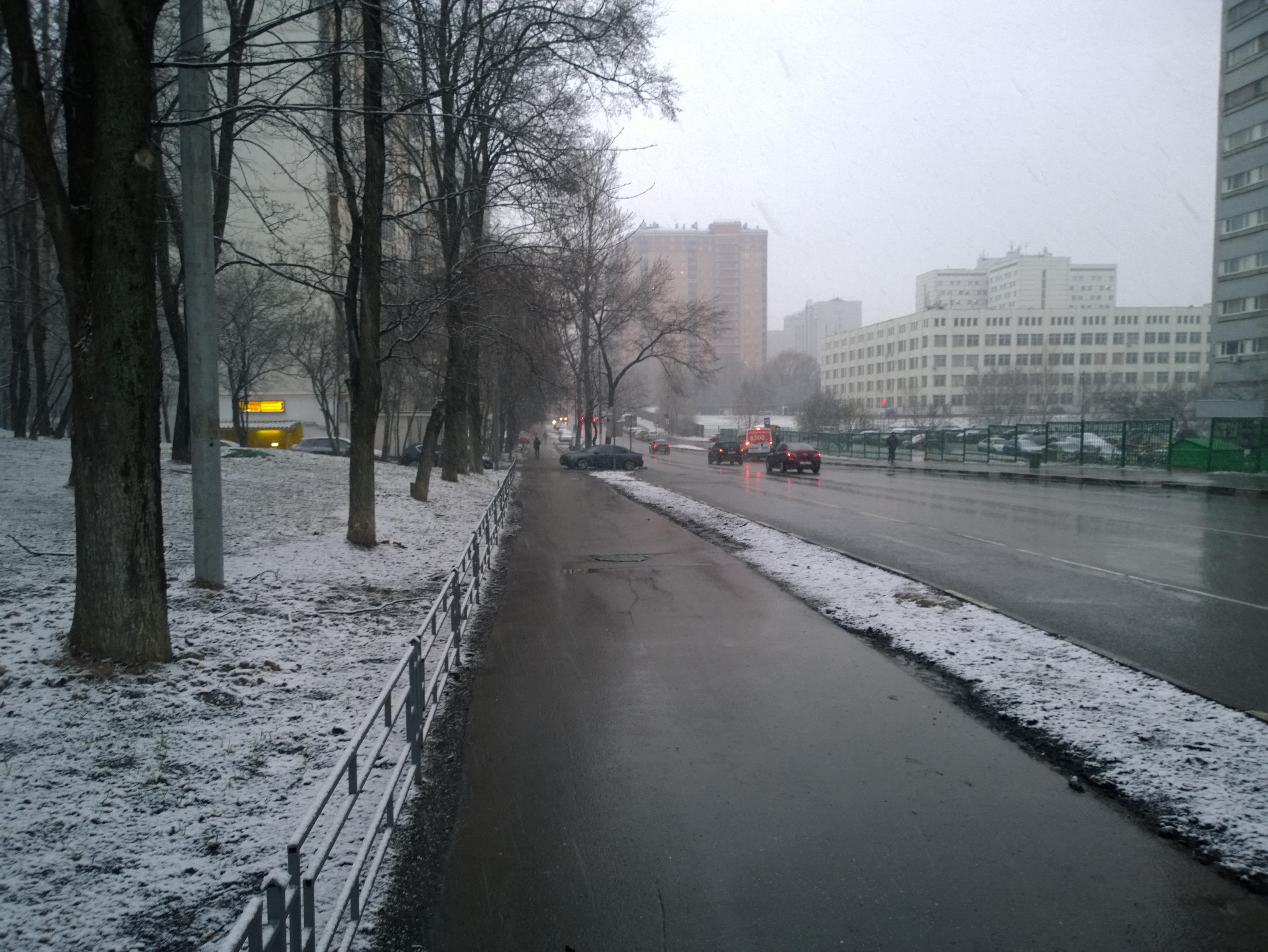 Каким будет конец апреля в москве. Москва в конце апреля. Москва в конце апреля фото. Владивосток в конце апреля. Город конец апреля в России фото.