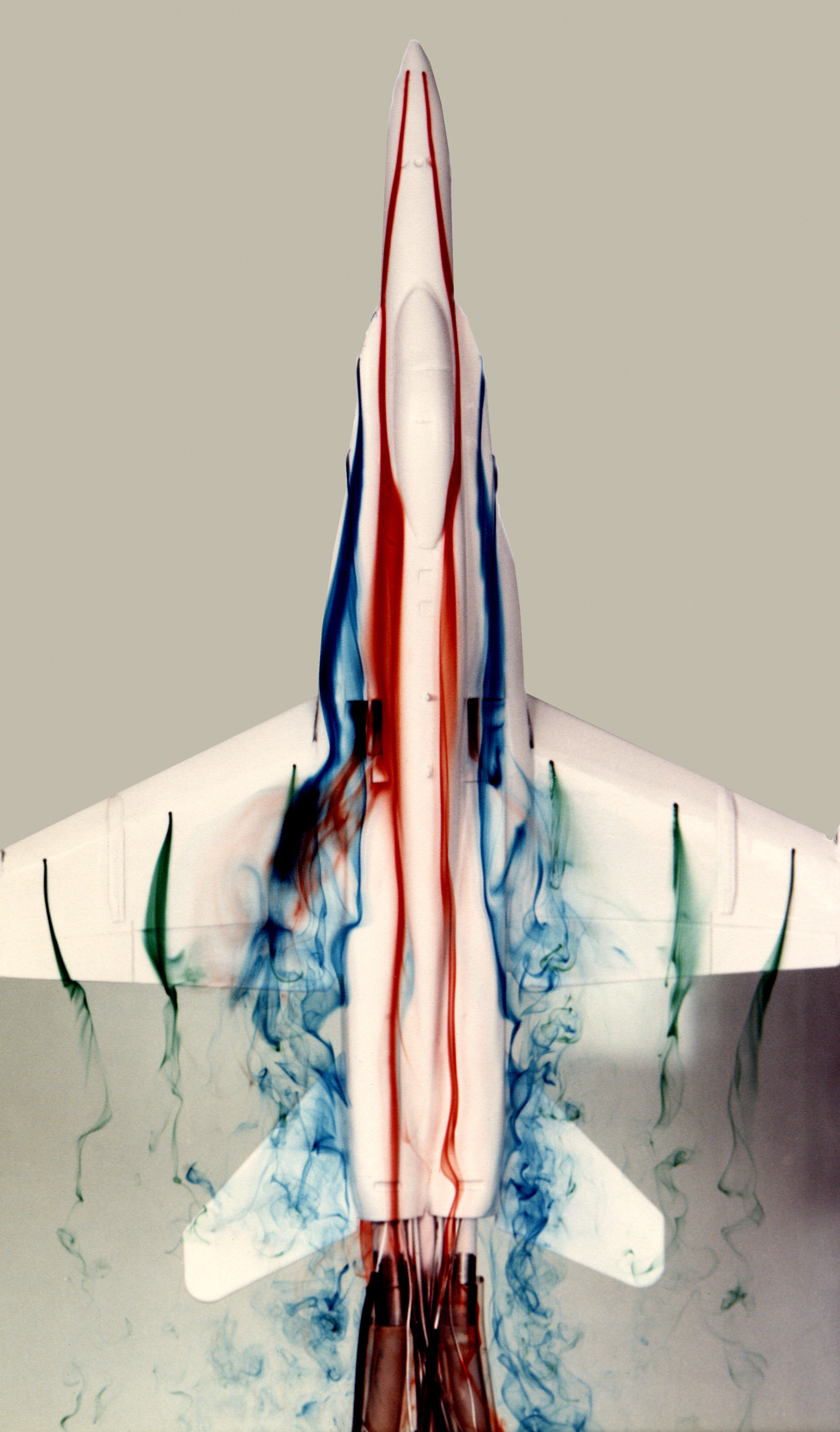 Modelo a escala de un avión de combate F-18 en un túnel de agua.