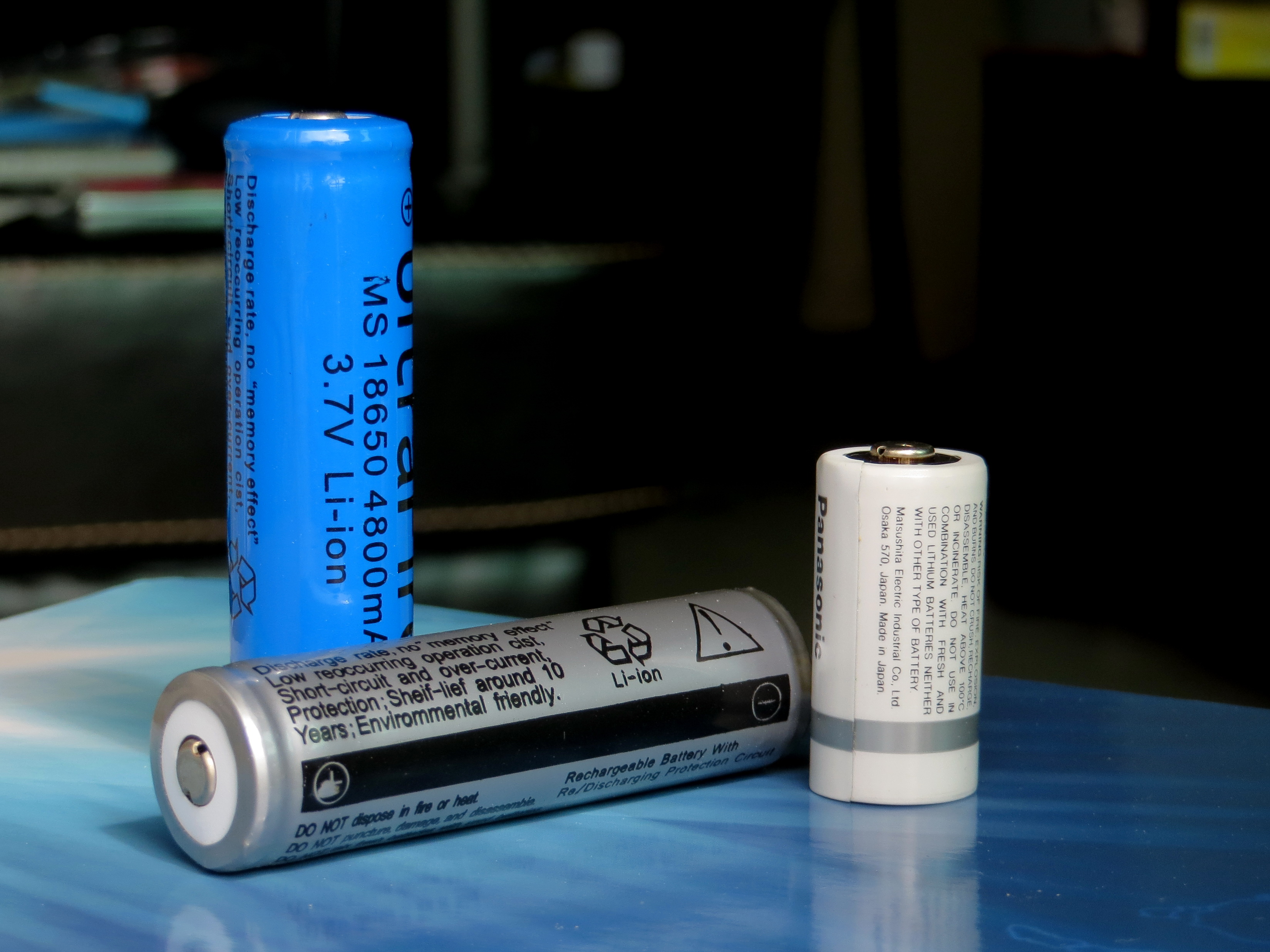 Li ion аккумуляторы емкость. Li-ion Battery 18650. Panasonic CR 123h. Литиево ионные батареи.