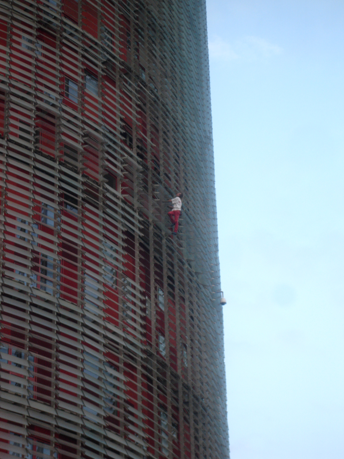 '''Alain Robert''' escalando la [[Torre Agbar