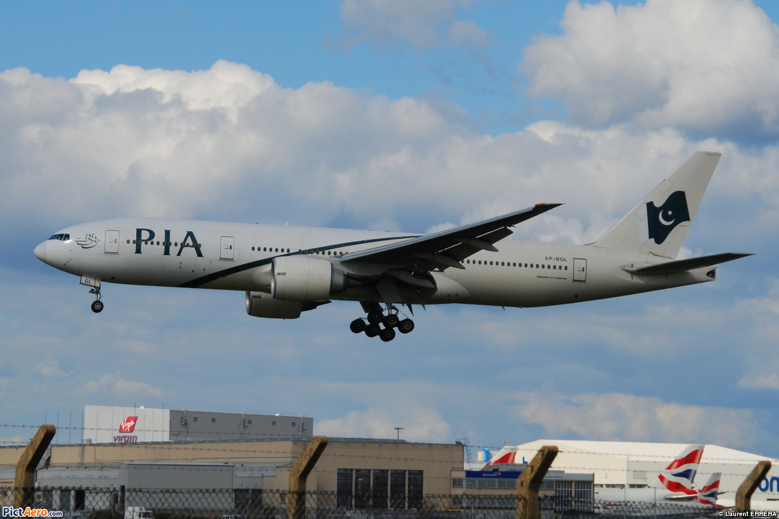 Ер ару. Boeing 777-200er Pakistan International Airlines.