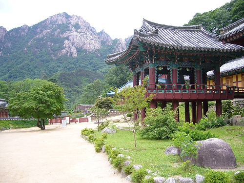 File:Buddist Temple Seoraksan.JPG