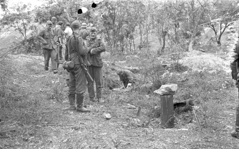 File:Bundesarchiv B 145 Bild-F016206-0039A, Sturm über den Dnjestr, Soldaten Bunker.jpg