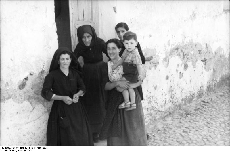 File:Bundesarchiv Bild 101I-468-1419-23A, Dunkel gekleidete Frauen vor einem Hauseingang.jpg