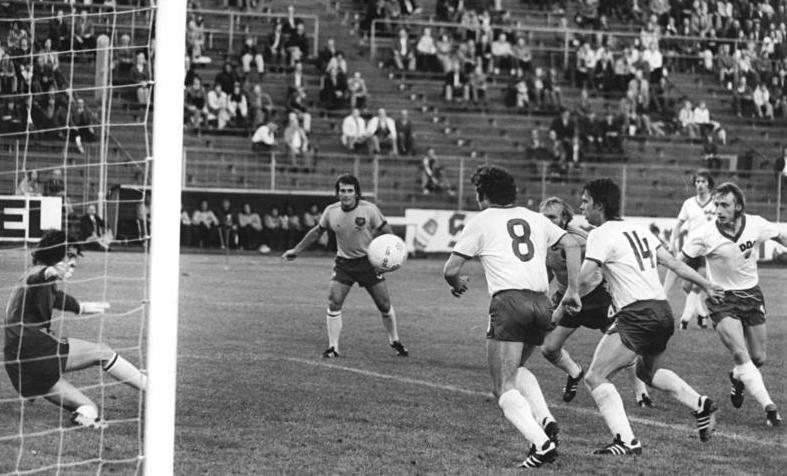 File:Bundesarchiv Bild 183-N0615-0013, X. Fußball-WM, DDR - Australien 2-0.jpg