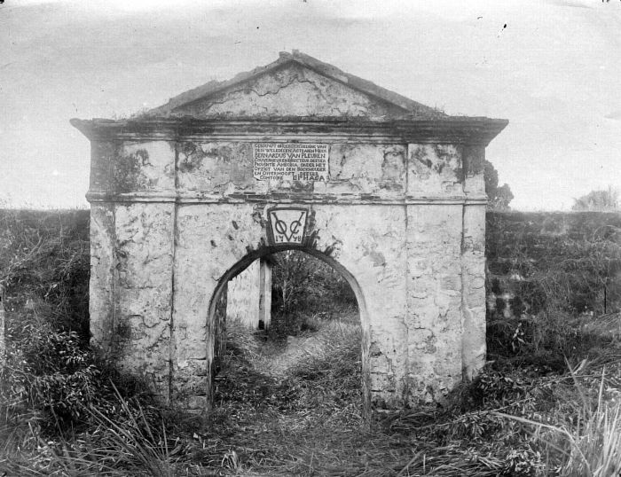 File:COLLECTIE TROPENMUSEUM De hoofdpoort van de vestingwerken van de V.O.C. op Boeroe opgericht in 1748 TMnr 10002100.jpg