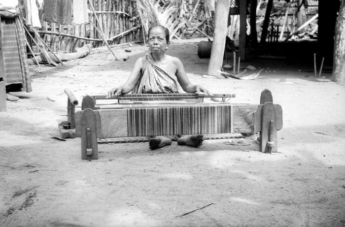 COLLECTIE TROPENMUSEUM Vrouw weeft een katoenen doek Mandar op Zuid Celebes TMnr 10014398