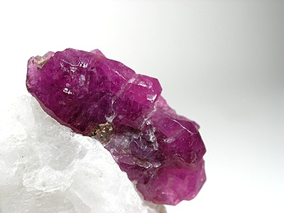 File:Corundum-t5072c.jpg