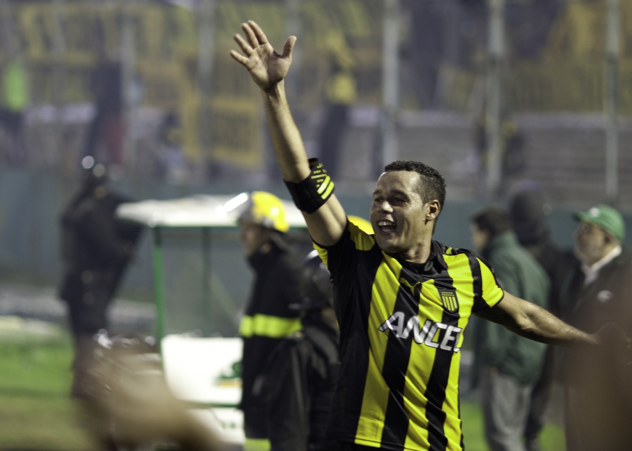 Darío luego de coronarse campeón uruguayo con Peñarol en mayo de 2010.