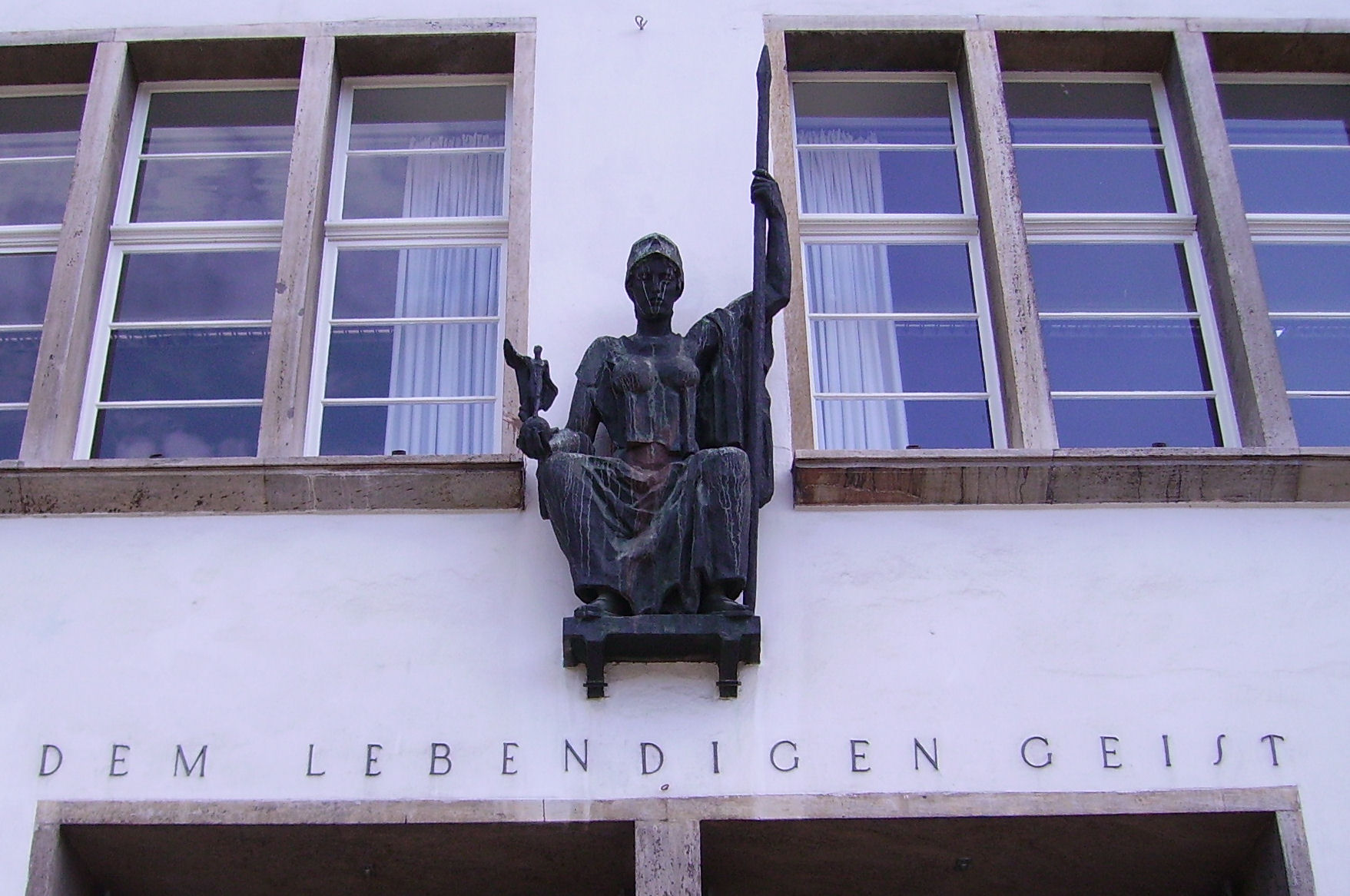 Bild der Athene-Statue über der Neuen Universität Heidelberg