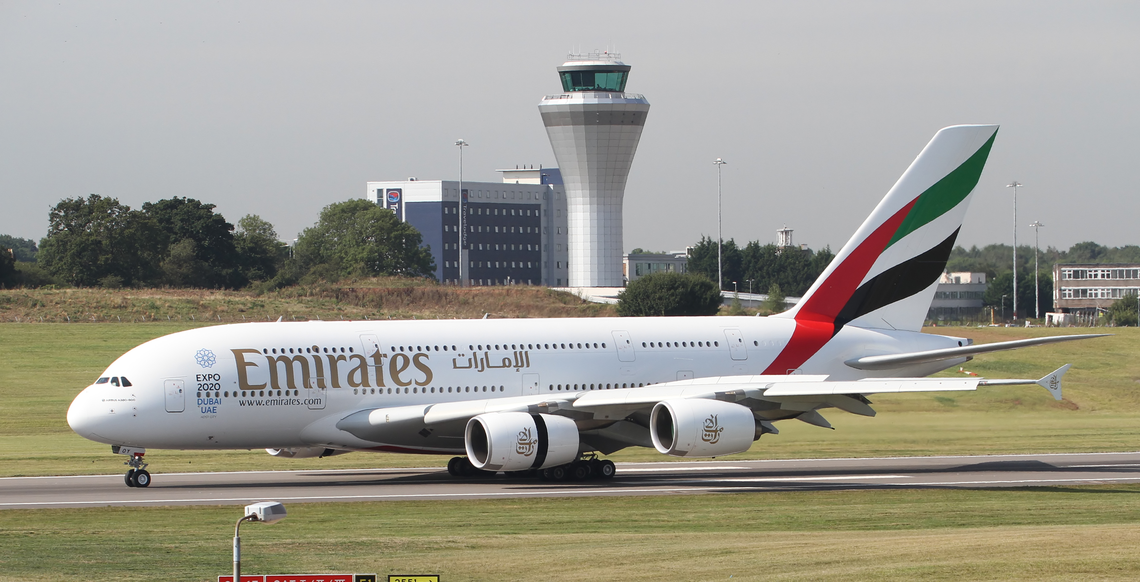 File:Emirates Airbus A380-800 A6-EOY 2 (29145104593).jpg