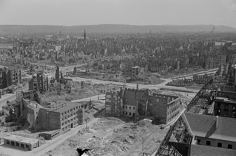 Blick von der Kreuzkirche auf die zerstörten Stadtteile Johannstadt und Pirnaische Vorstadt, in der Bildmitte Ruine des Gewandhauses, rechts unten Rathausdächer, am linken Bildrand in der Mitte das Landhaus 1950