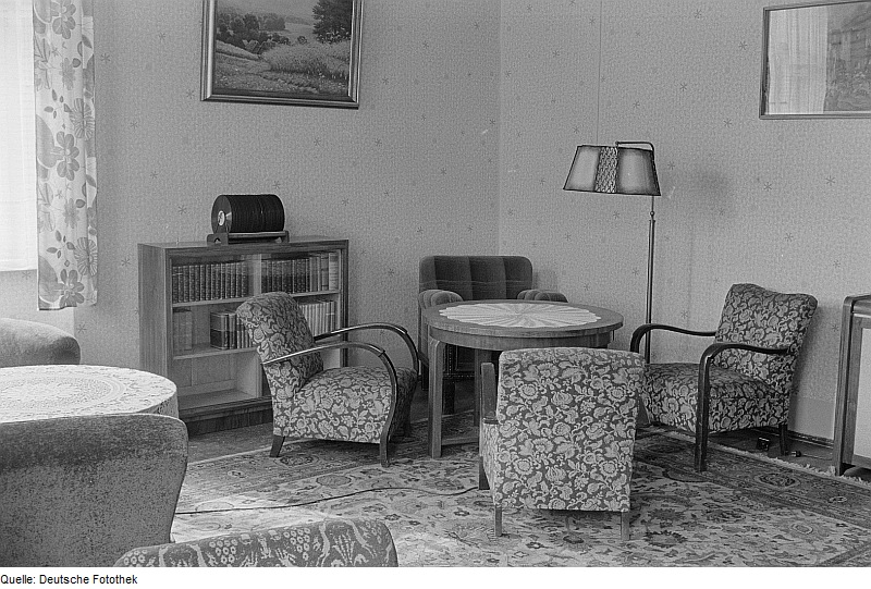 File:Fotothek df roe-neg 0006449 021 Blick in das Zimmer.jpg