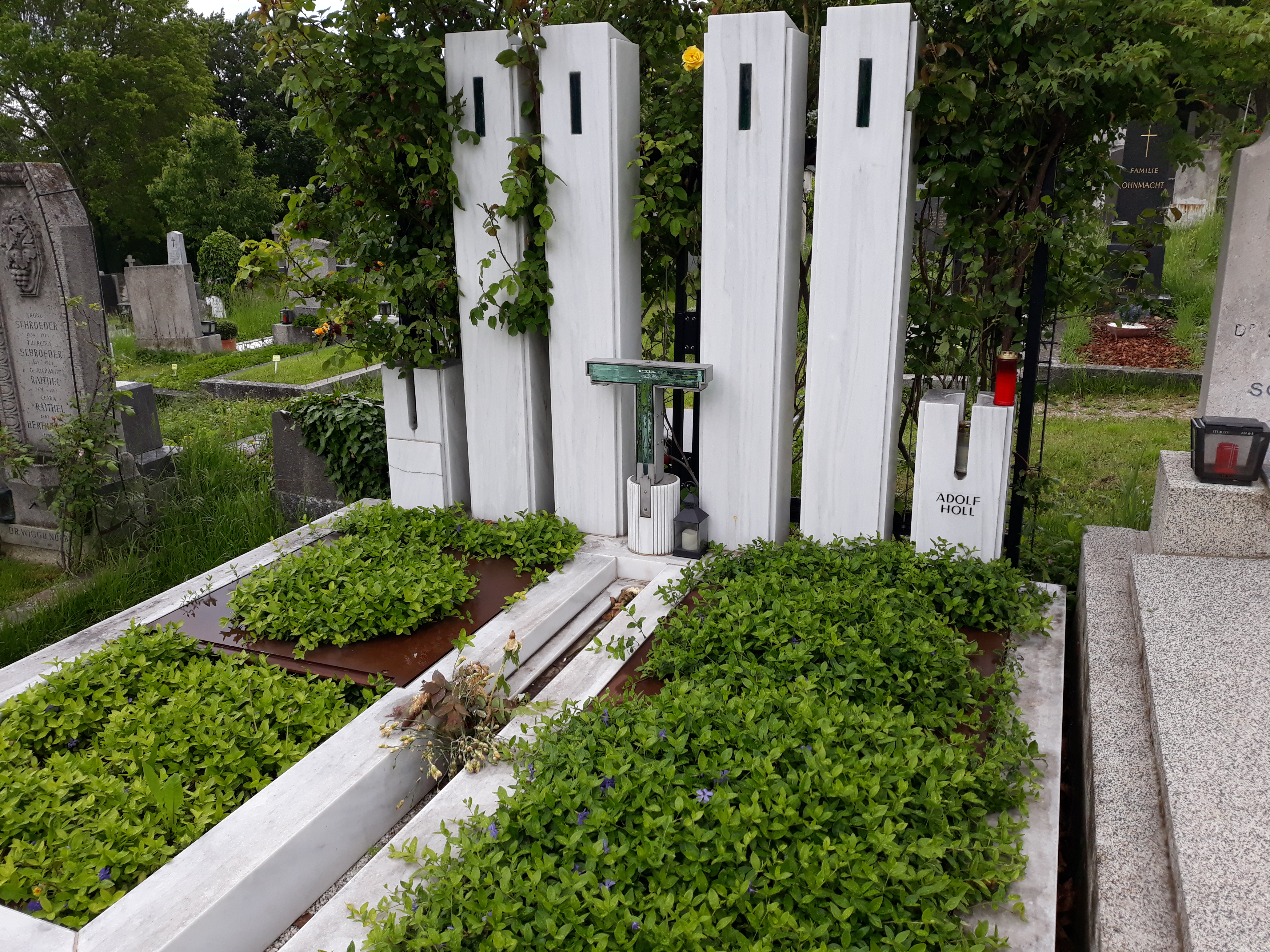 Das Grab von Adolf Holl auf dem [[Gersthofer Friedhof