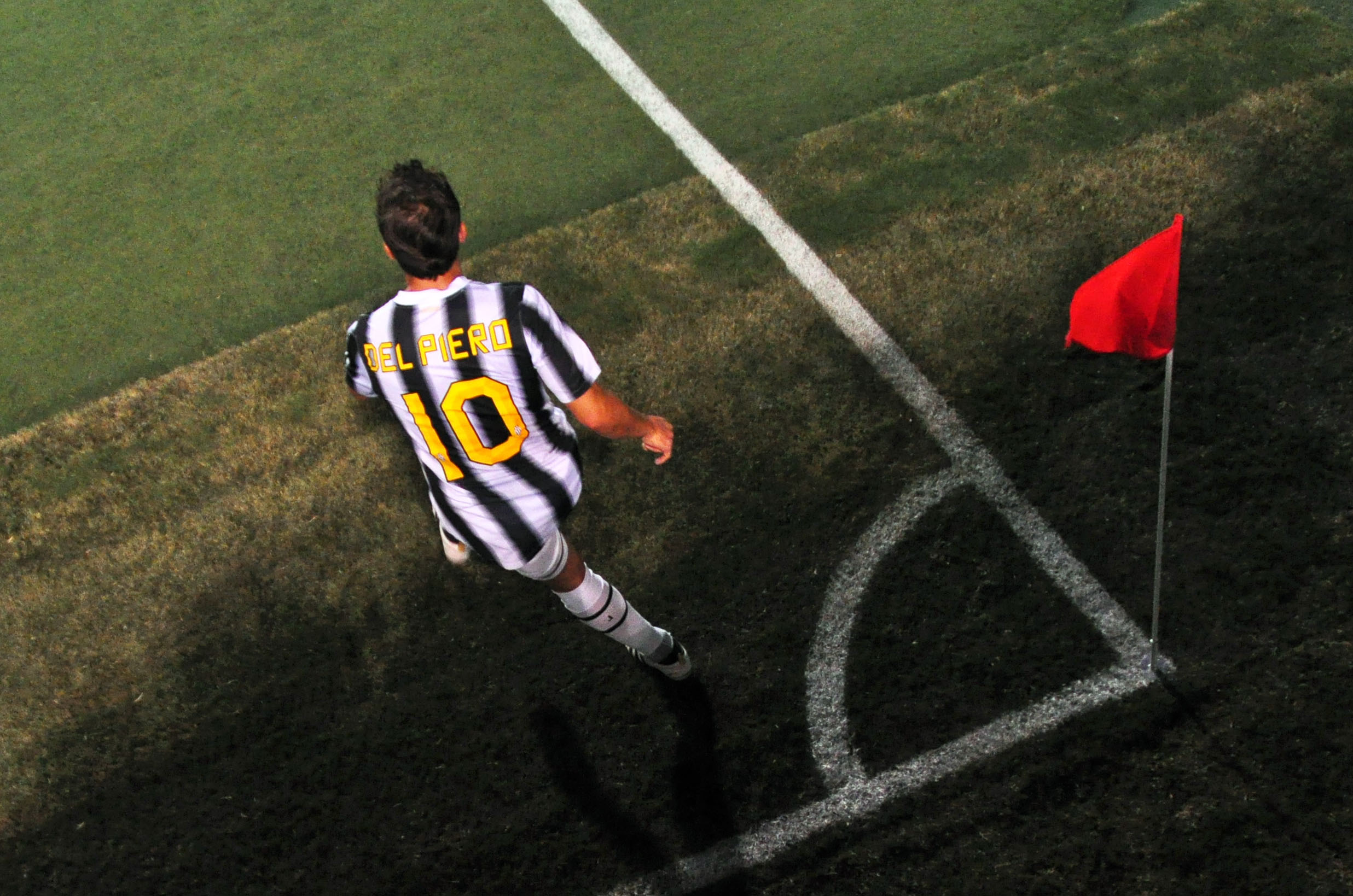 File:Guadalajara Chivas vs Juventus FC, 2011, Alex Del Piero (cropped).jpg - Wikimedia Commons