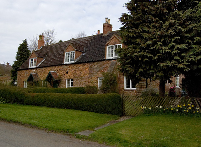 File:Londesborough cottages - geograph.org.uk - 1231287.jpg