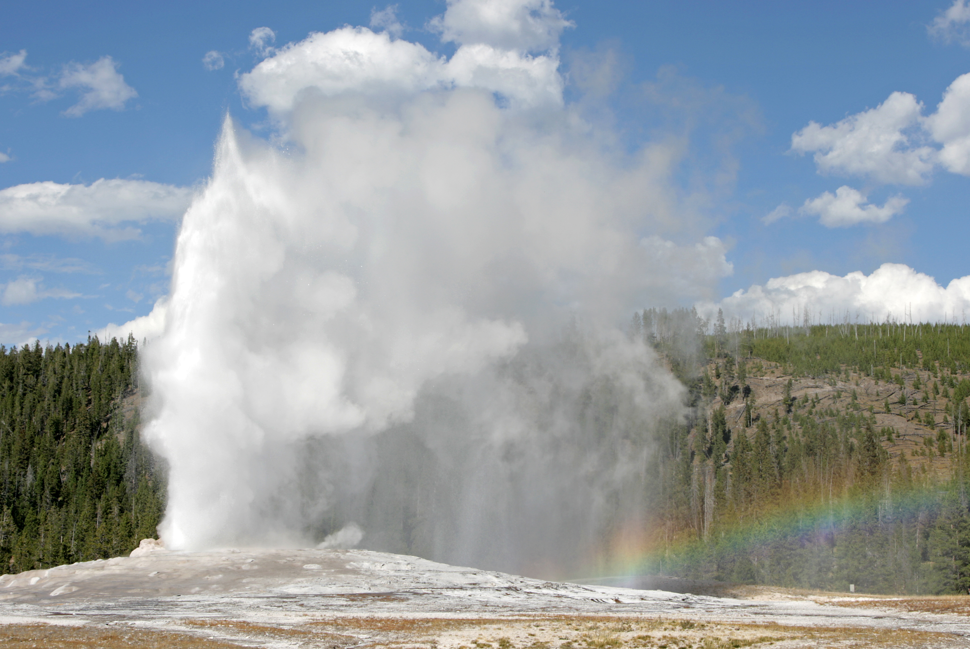 Old faithful. Гейзер старый служака в Йеллоустонском парке. Йеллоустонский национальный парк гейзеры. Старый служака Йеллоустонский национальный парк. Йеллоустонский парк Гейзер служака.