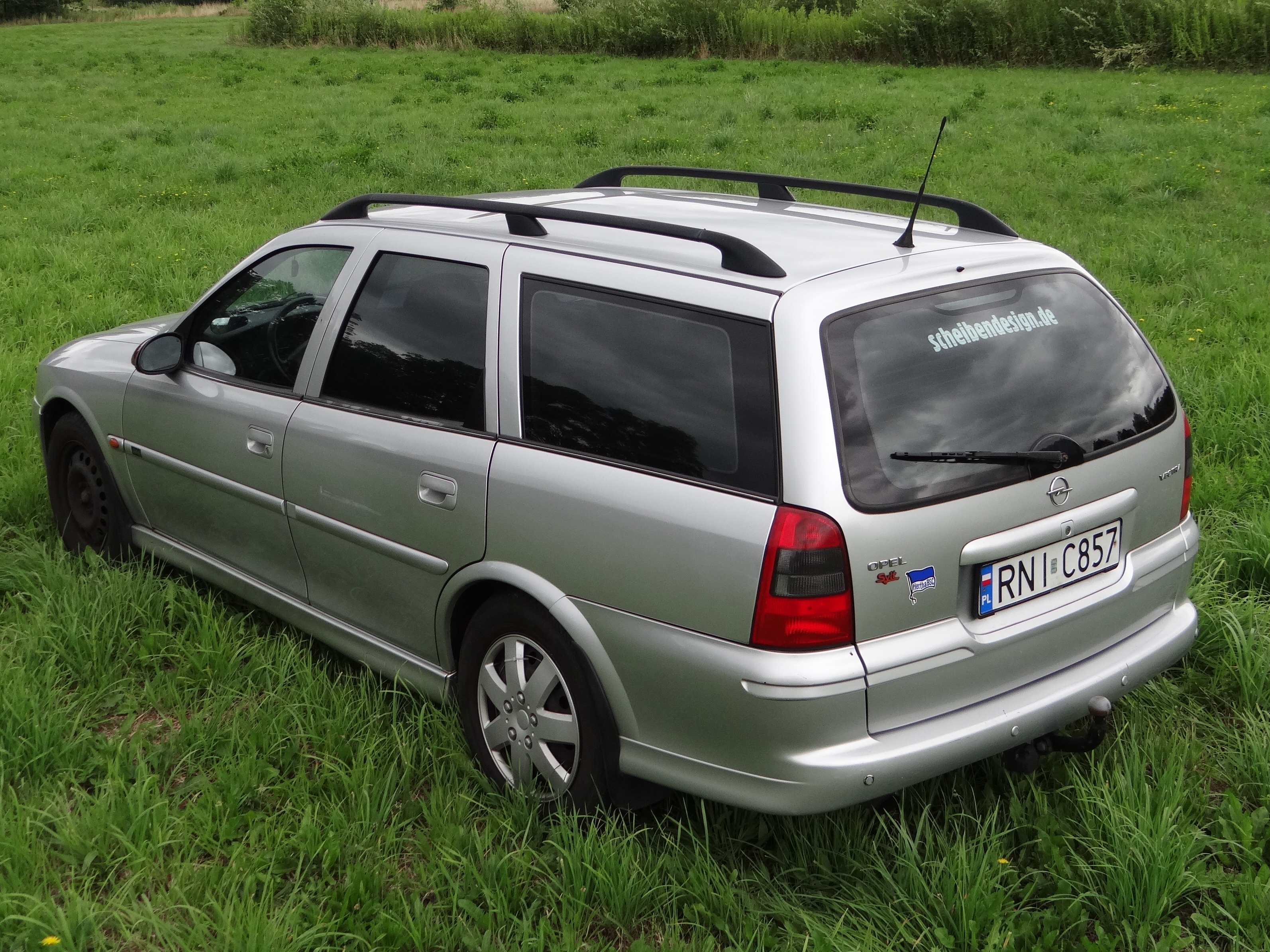 https://upload.wikimedia.org/wikipedia/commons/c/c6/Opel_Vectra_B_Caravan_1.6_Edition2000_%2810%29.jpg