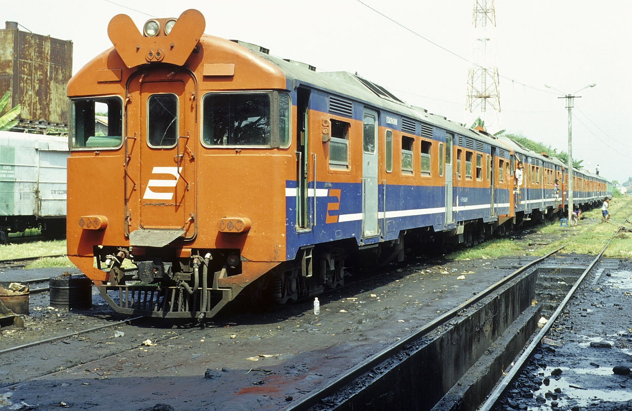 インドネシア国鉄MCW301形気動車 - Wikipedia