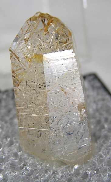 File:Quartz-Stibnite-Stibiconite-223864.jpg