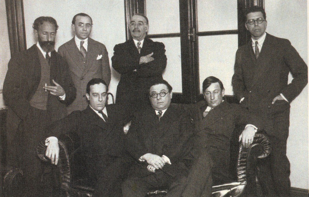 Cancela (primero desde la der., de pie) junto a otros intelectuales al fundarse en 1928 la [[Sociedad Argentina de Escritores