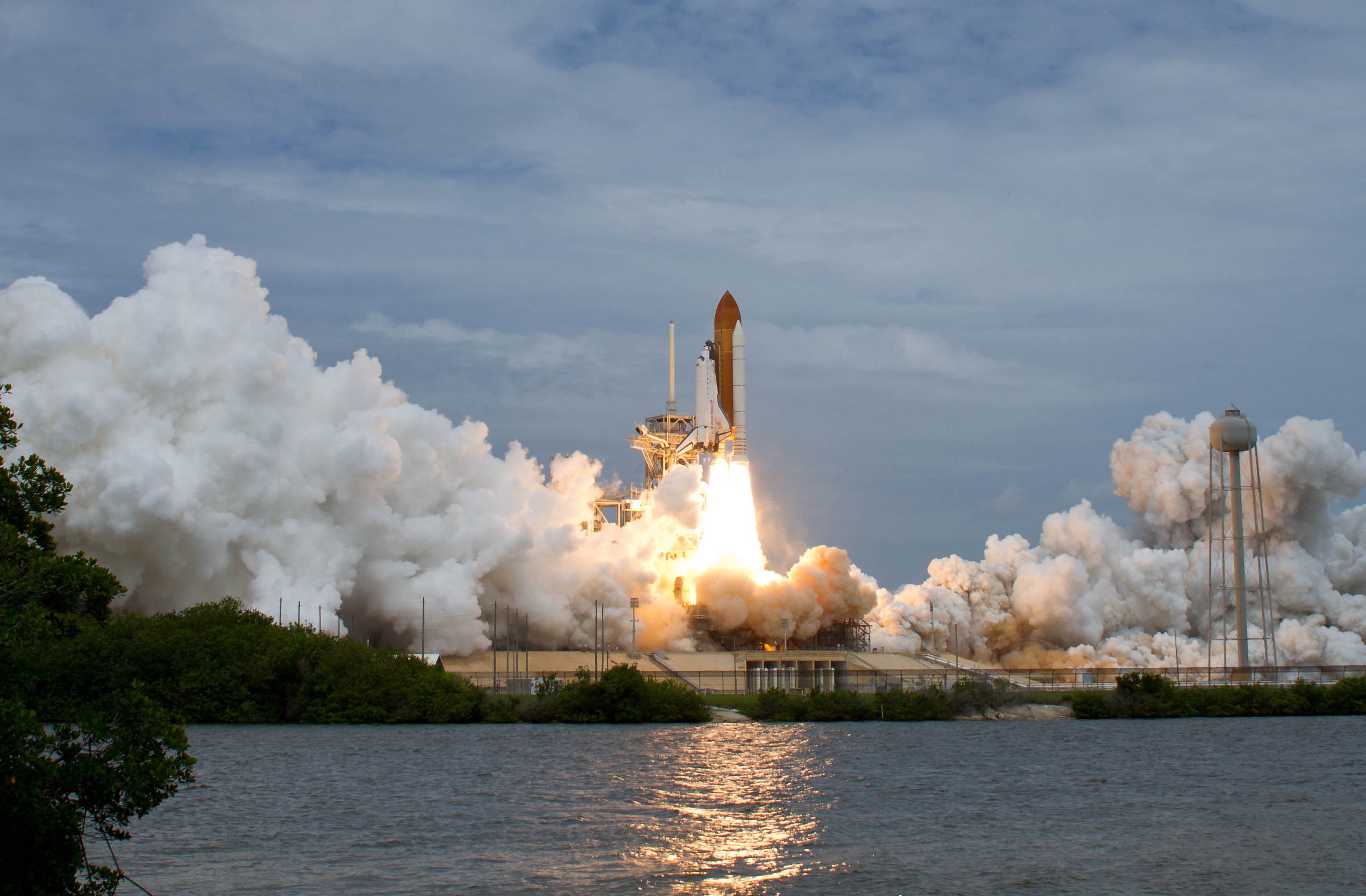 STS-135_begins_takeoff.jpg