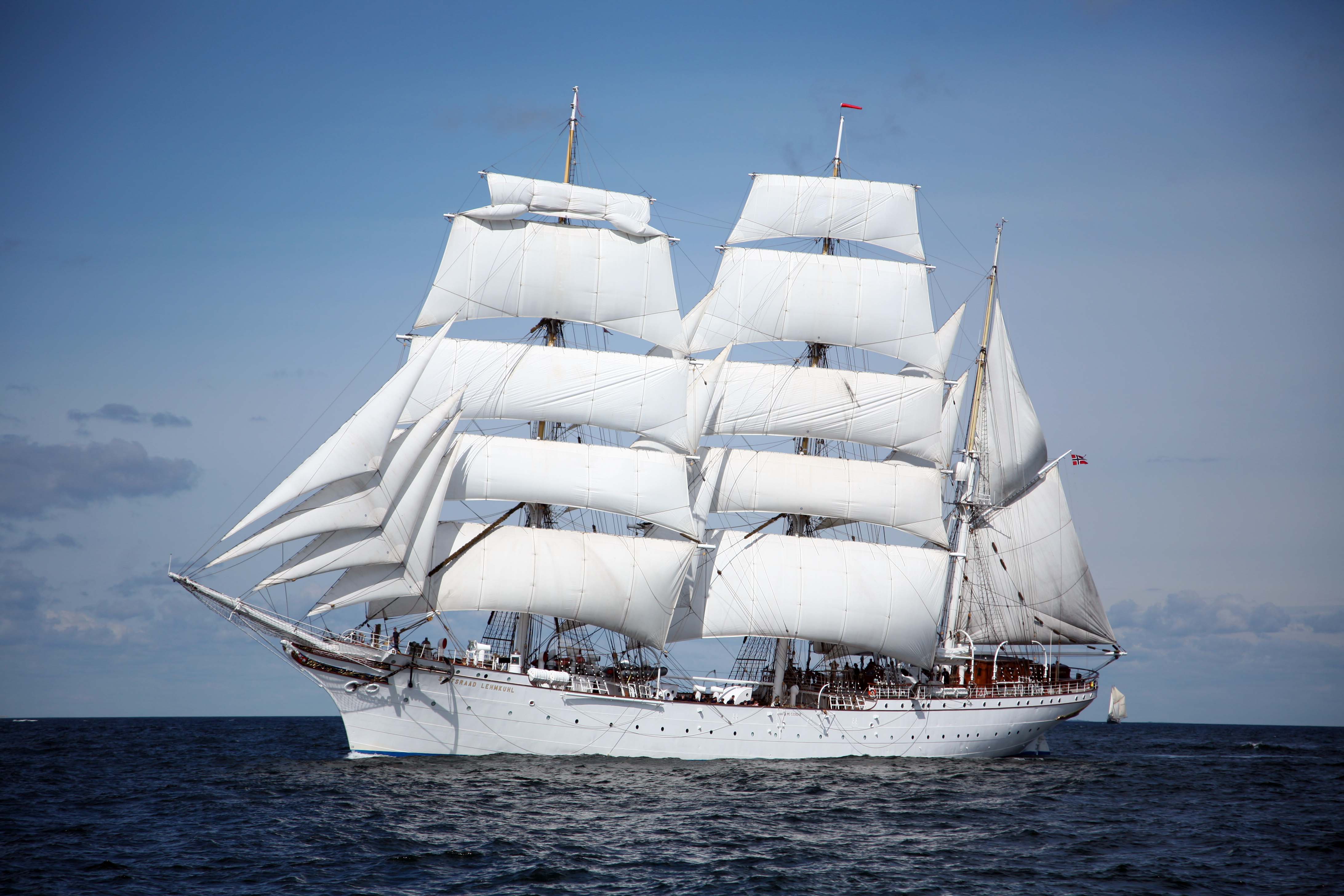 Фрегат 7. Парусник Statsraad Lehmkuhl. Фрегат парусный 3-мачтовый корабль. Парусник Роял клипер. Трехмачтовый Барк.