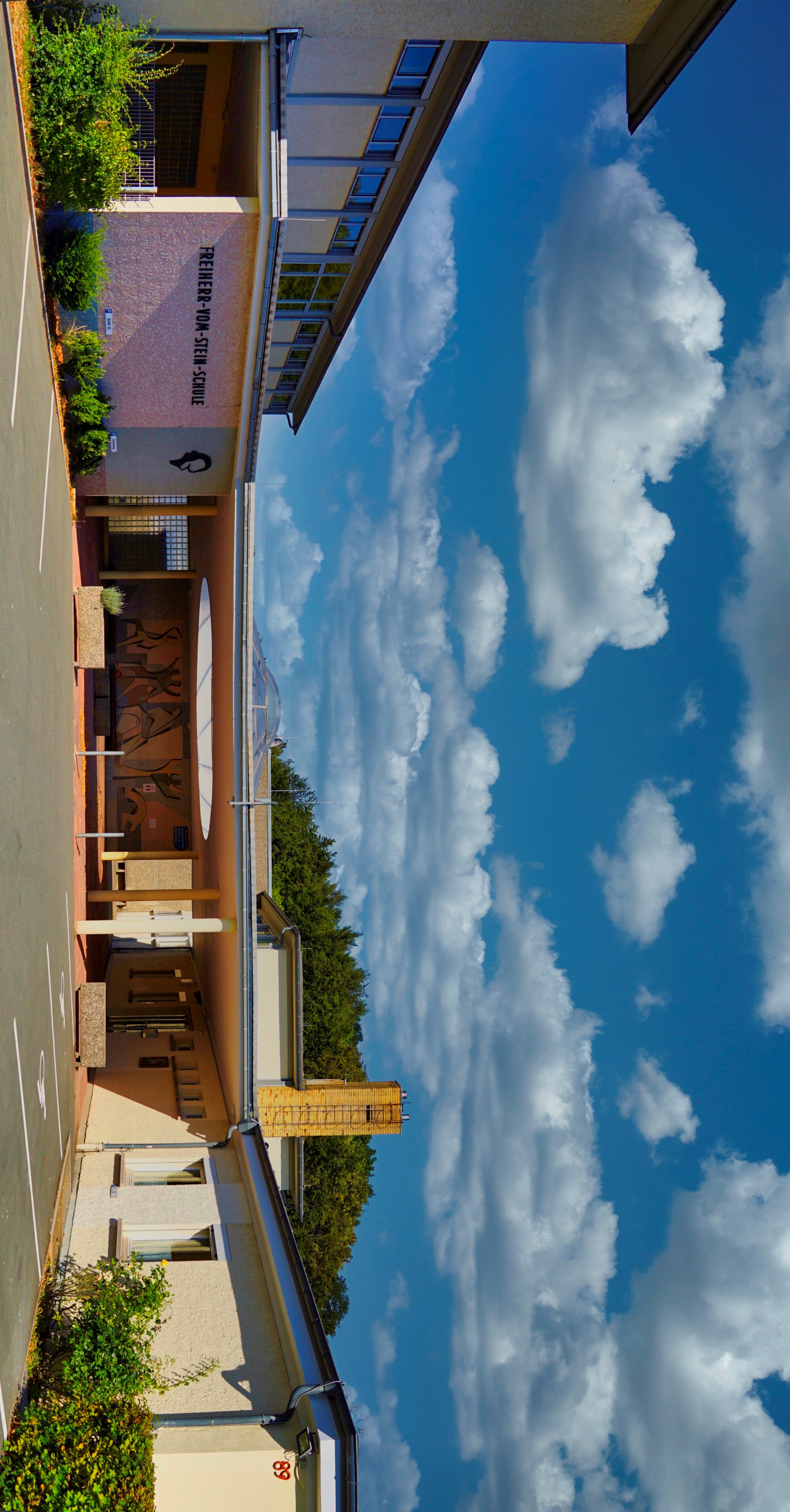 Blick aufs Atrium und den Eingangsbereich der Freiherr-vom-Stein-Schule Wetzlar