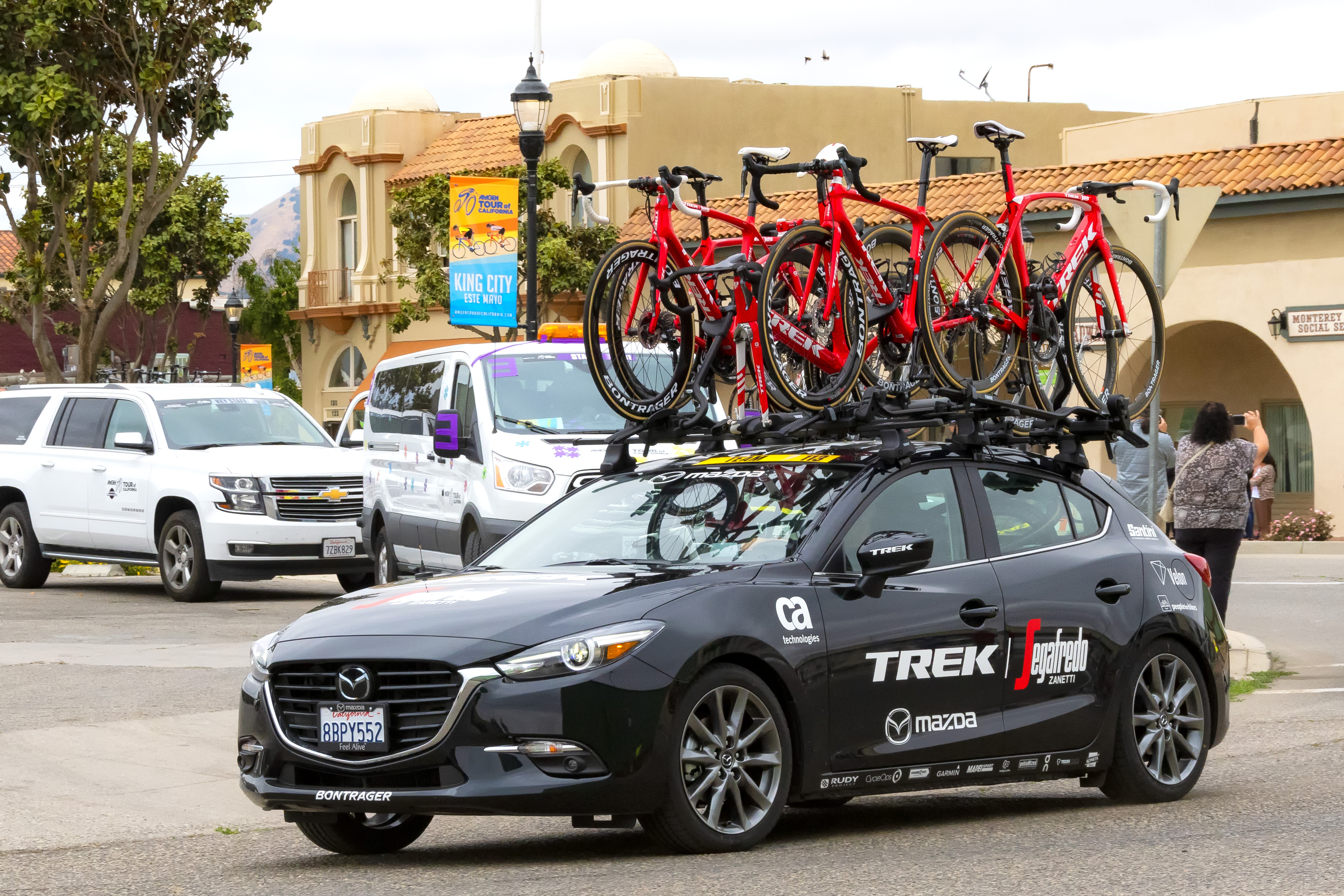 File Trek Segafredo team car and bikes 41862632485 .jpg