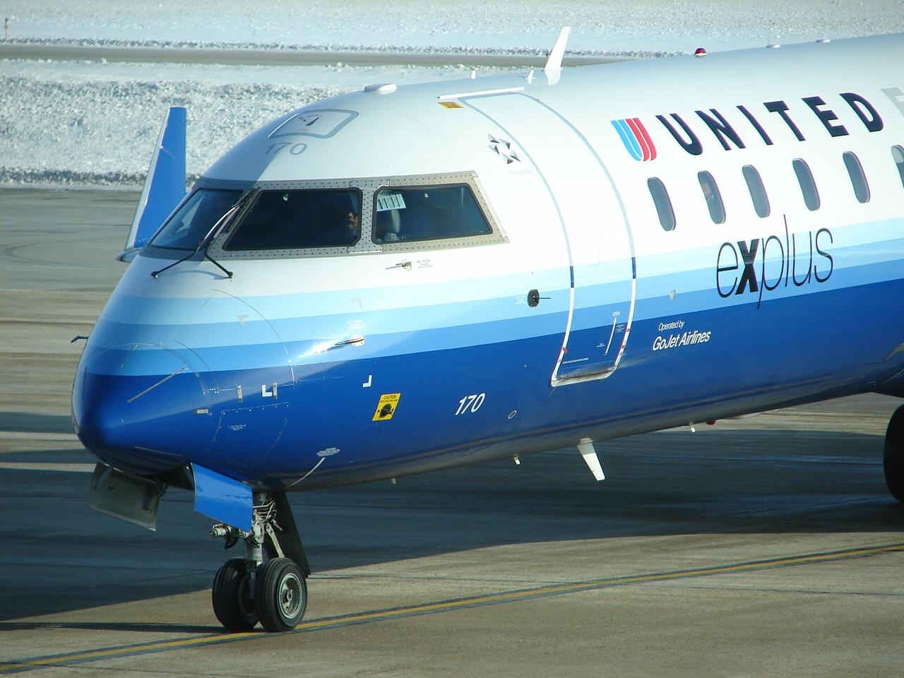 United Express CRJ-700 (N170GJ) (5302024644).jpg