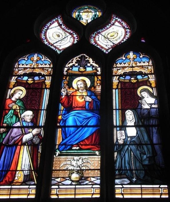 Vitrail du Sacré-Cœur dans l’église de Pluguffan (1892), avec Victoire de Saint-Luc.