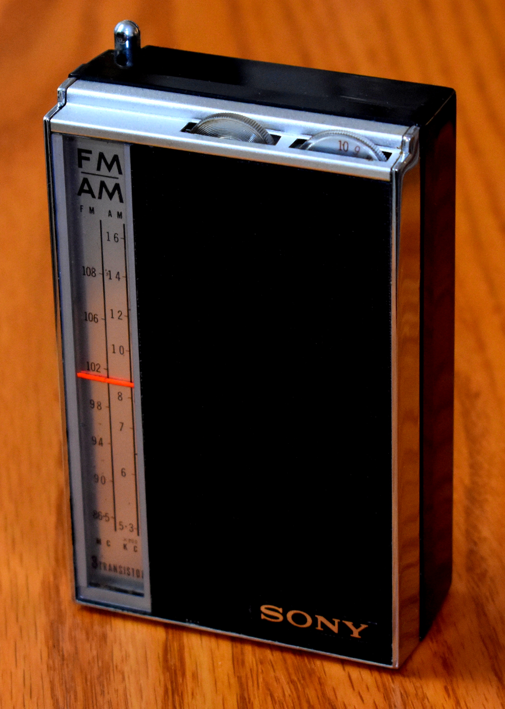 File:Vintage Sony Transistor Radio, Model TFM-825, AM-FM Bands, 8 