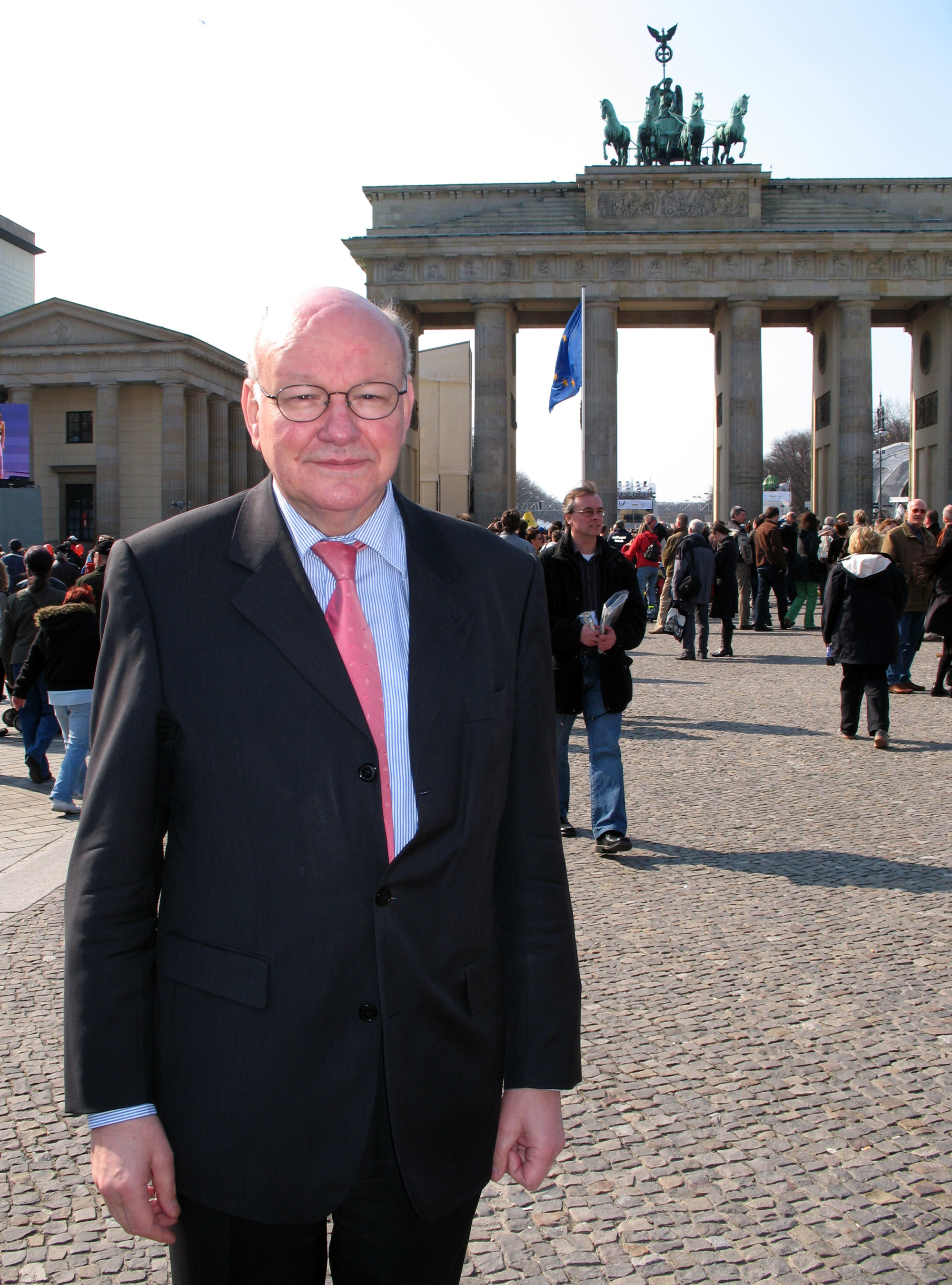 Momper at the Brandenburg Gate in 2007