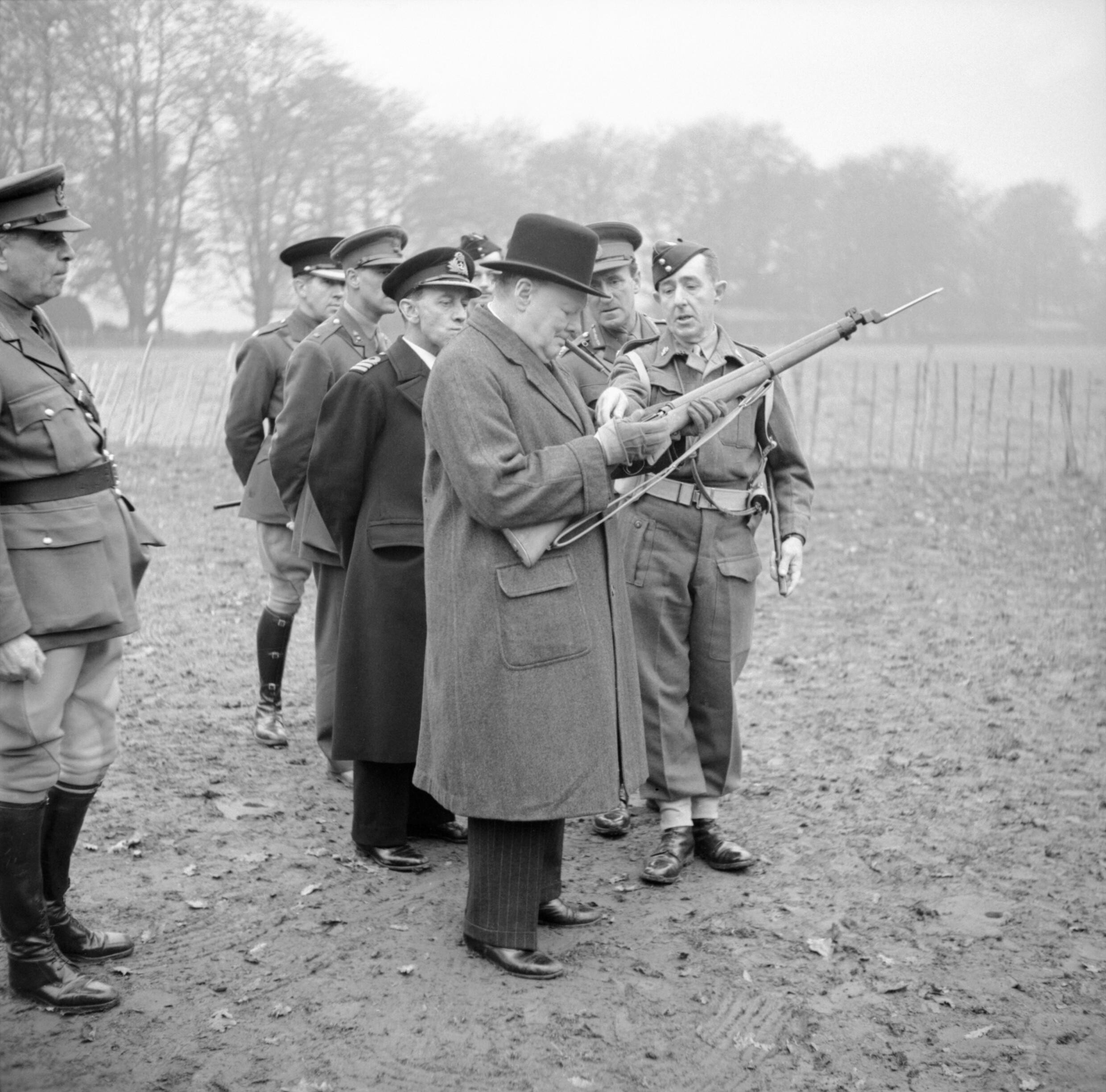File:Winston Churchill inspects the new Lee-Enfield No. 4 Mk 1 rifle during  a visit to 53rd Division in Kent, 20 November 1942. H25436.jpg - Wikimedia  Commons