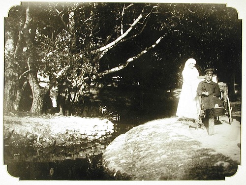 File:1914-1915. 13. Сестра милосердия сопровождает раненого на прогулке у пруда в парке Хаджибейского лимана.jpg