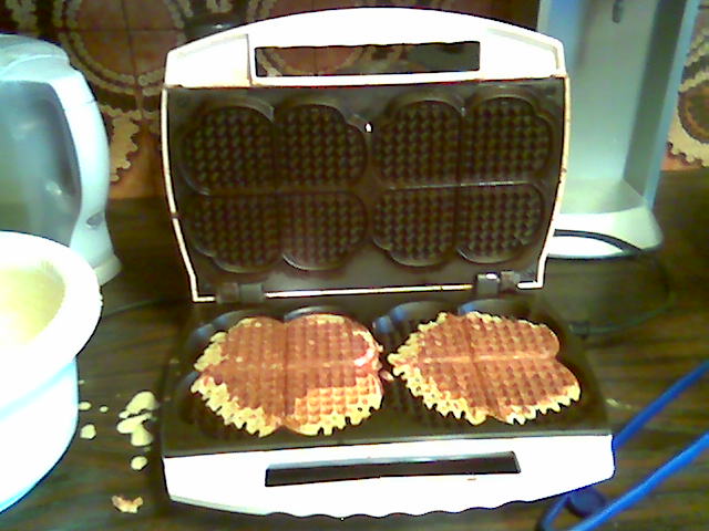 https://upload.wikimedia.org/wikipedia/commons/c/c7/20060700_dual_waffles_done.jpg?20060803111026