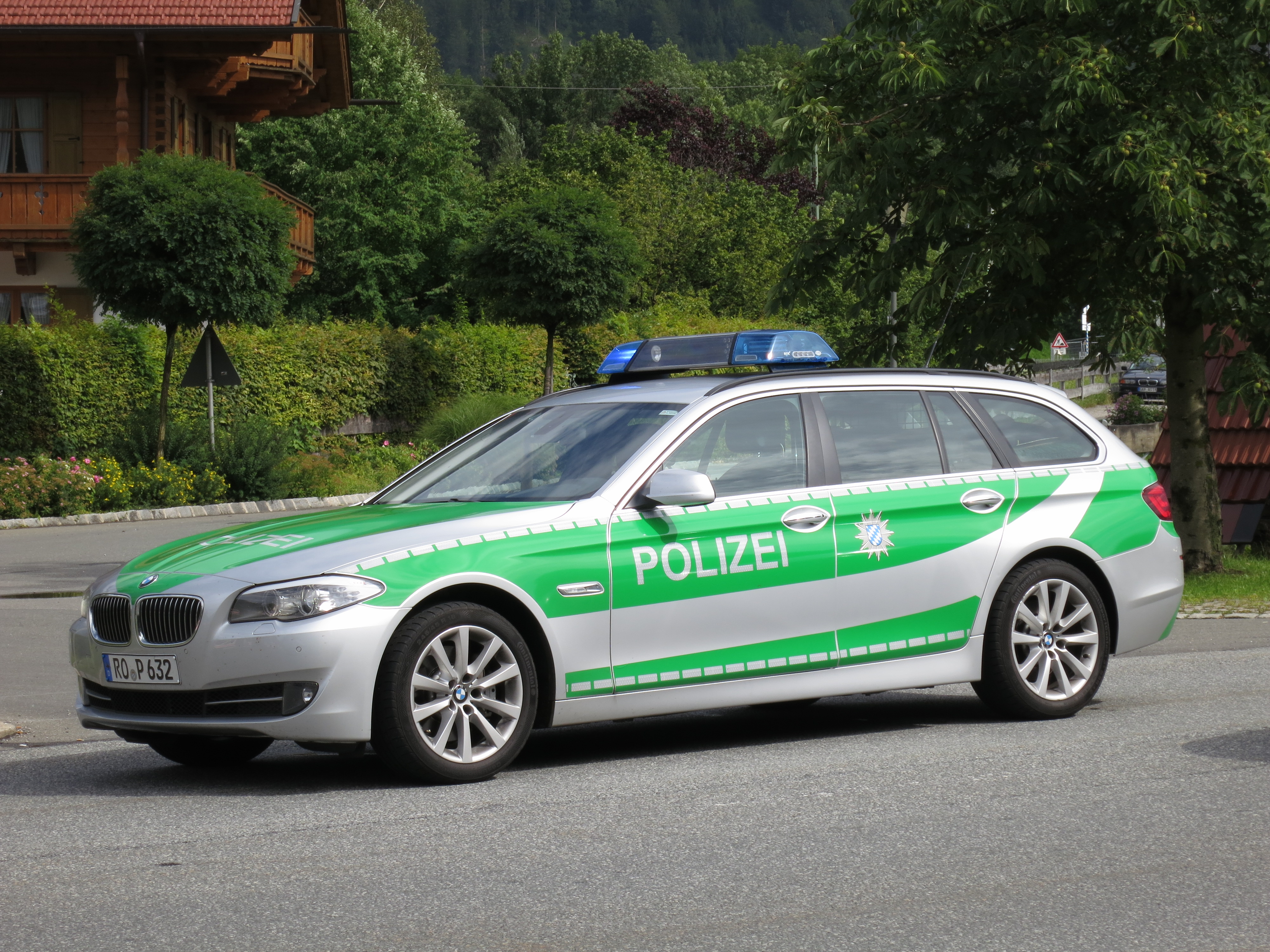 Зеленая полицейская машина. BMW Polizei. BMW 5 Polizei. Автобан Германии полиция. Немецкие БМВ Polizei.