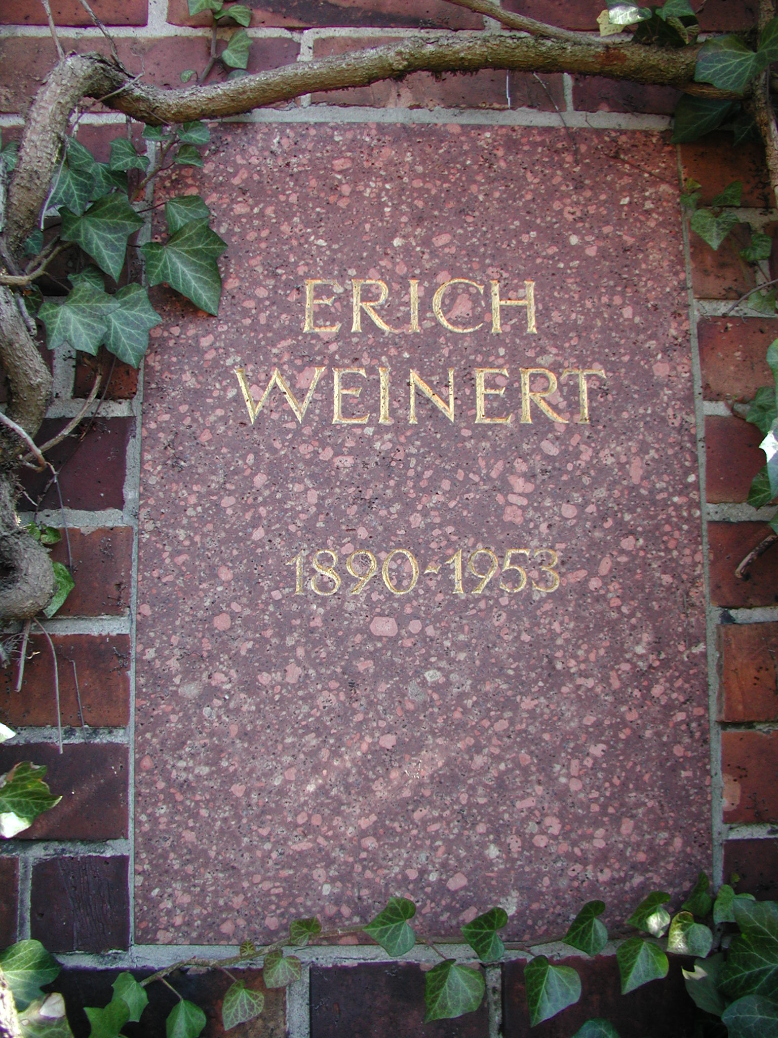 Tombe d'Erich Weinert au [[cimetière central de Berlin-Friedrichsfelde