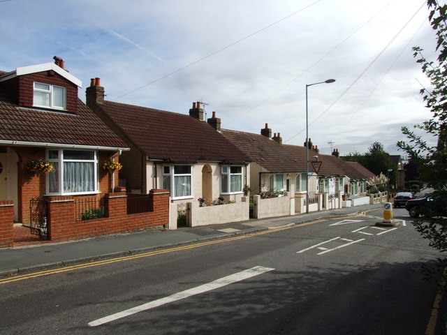 File:Birling Avenue, Rainham - geograph.org.uk - 1503371.jpg