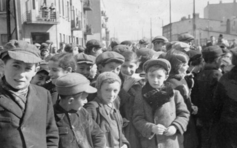 File:Bundesarchiv Bild 101III-Schilf-002-30, Polen, Ghetto Litzmannstadt, Bewohner.jpg