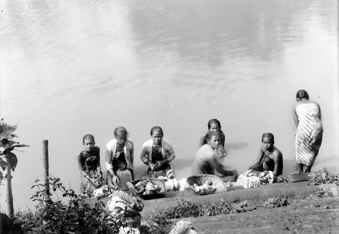 File:COLLECTIE TROPENMUSEUM Javaanse vrouwen tijdens het wassen van kleding in de rivier TMnr 10021597.jpg