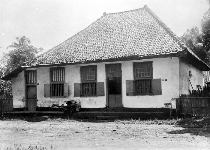 File:COLLECTIE TROPENMUSEUM Oud Hollandse huisje Gang Missigit Batavia TMnr 10014853.jpg