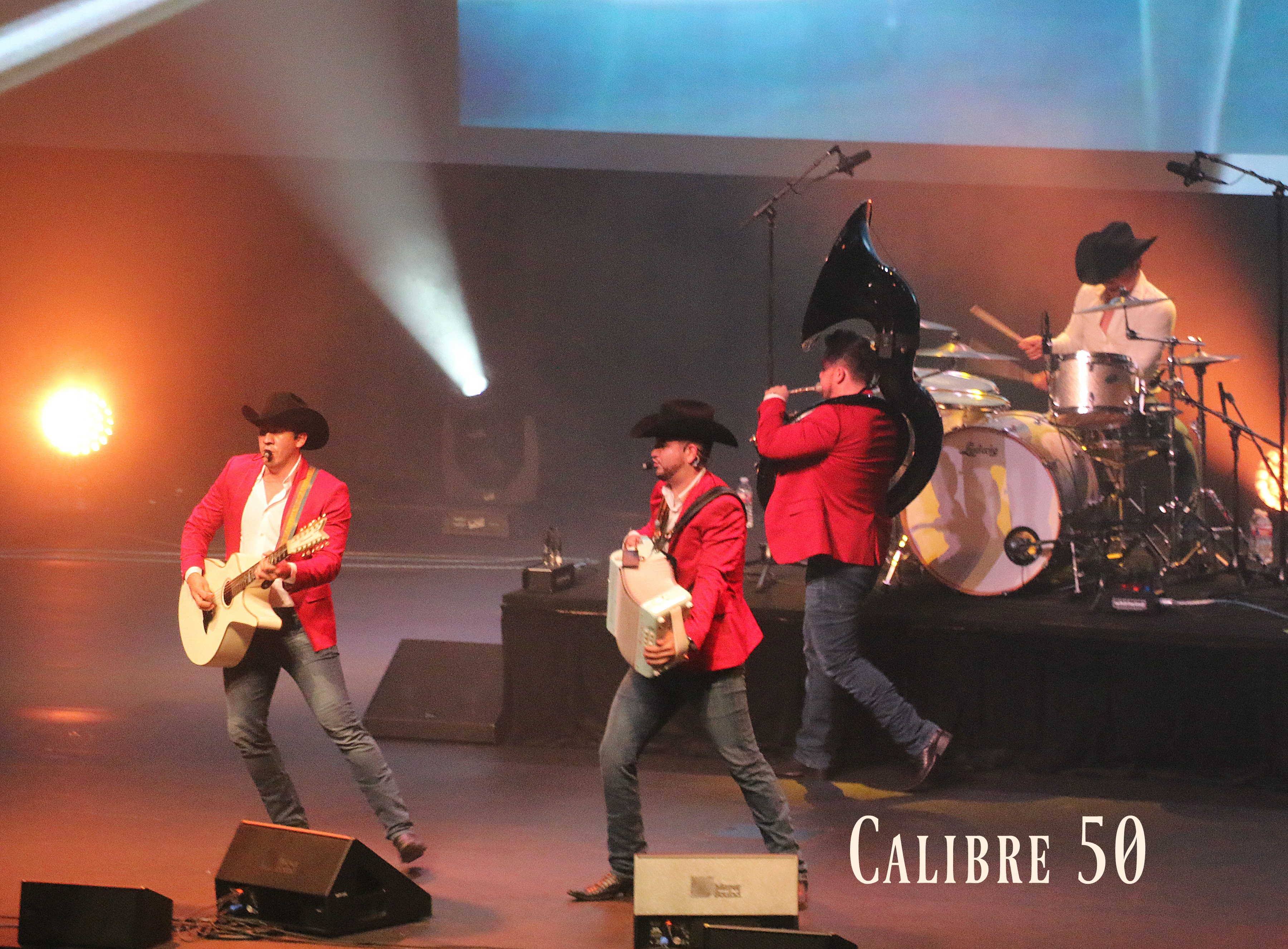 https://upload.wikimedia.org/wikipedia/commons/c/c7/Calibre50concert.jpg