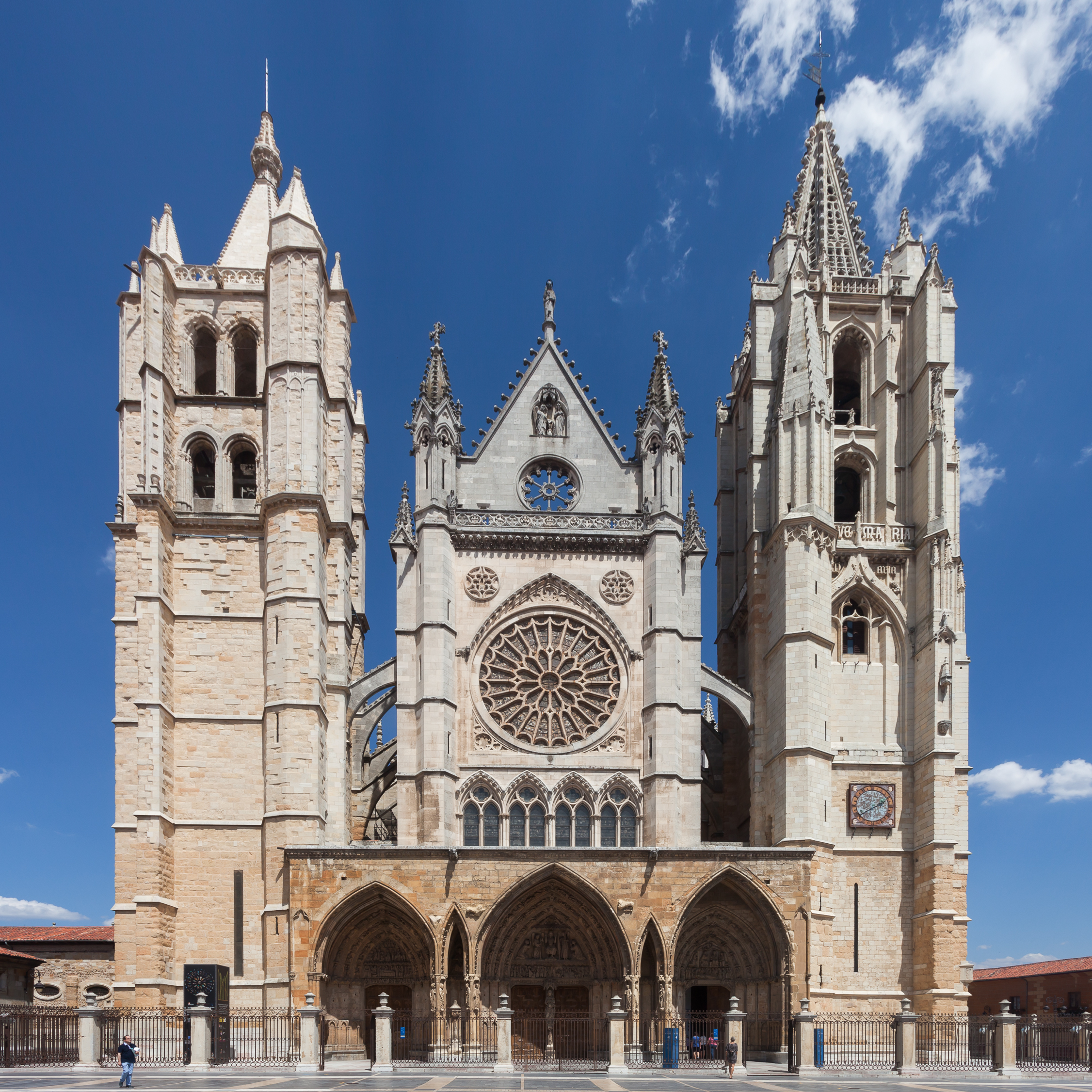 Todo 33+ Imagen de fondo fachada occidental e interior de la catedral de león Cena hermosa