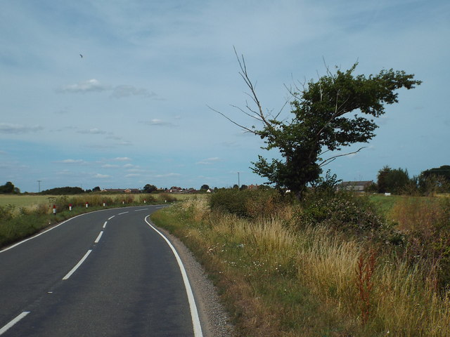 File:Clacton Road near Little Oakley - geograph.org.uk - 4577804.jpg