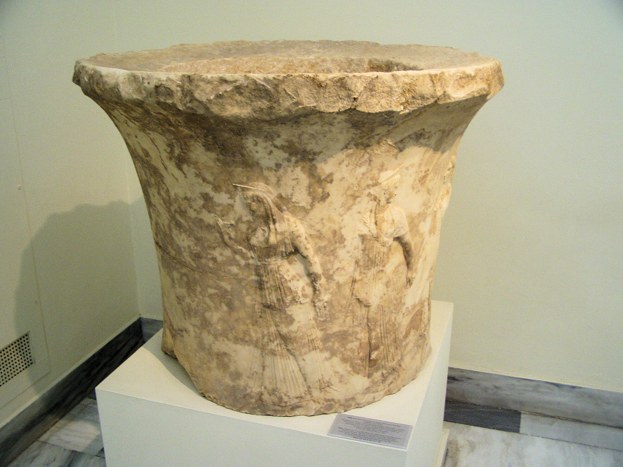 Decorative vase in the shape of a calyx krater NAMA 3625 (DerHexer).JPG