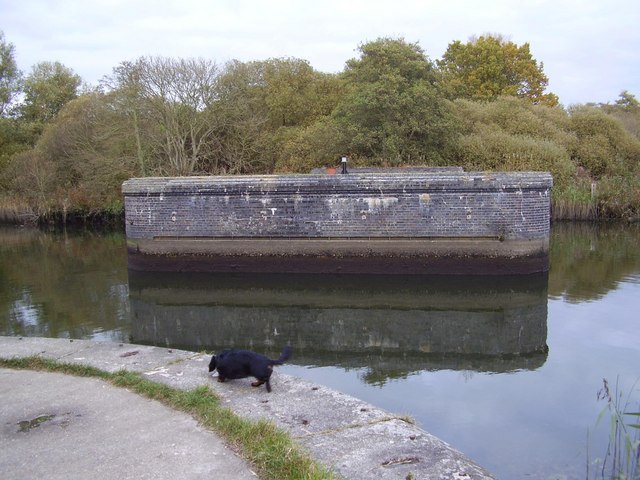 File:Dismantled swing bridge north of Beccles - geograph.org.uk - 1007226.jpg