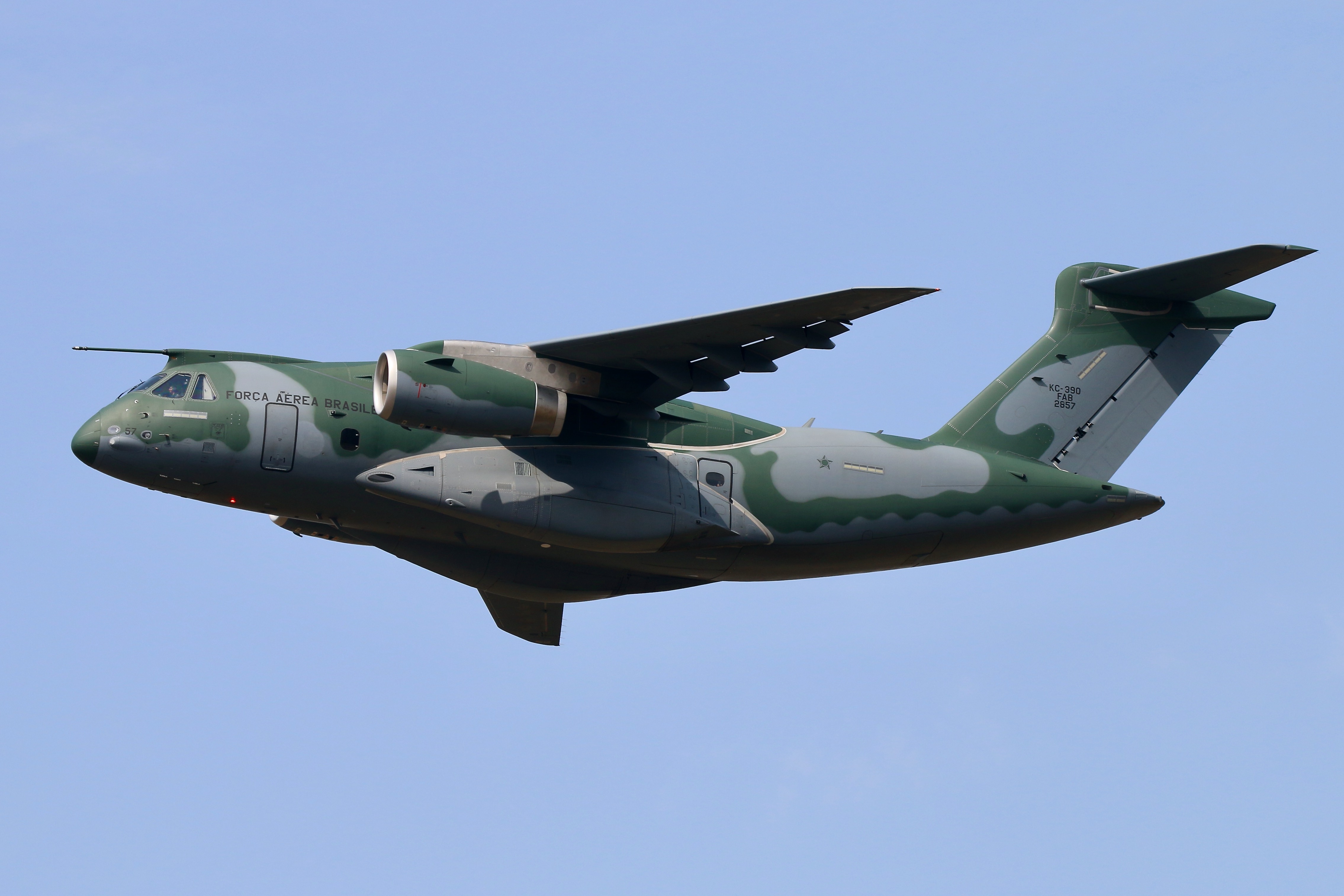 FAB recebe novo avião militar KC-390, fabricado pela Embraer