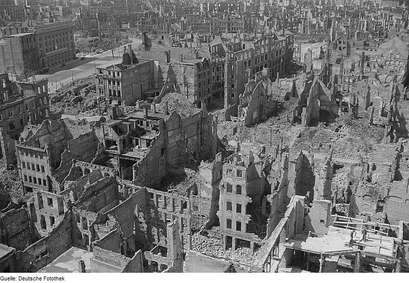 Blick von der Kreuzkirche nach Westen, links oben Bankgebäude am heutigen Dr.-Külz-Ring 1950