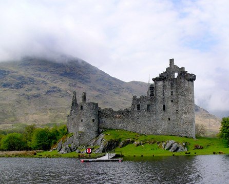 File:Kilchurn Castle from the boat.jpg